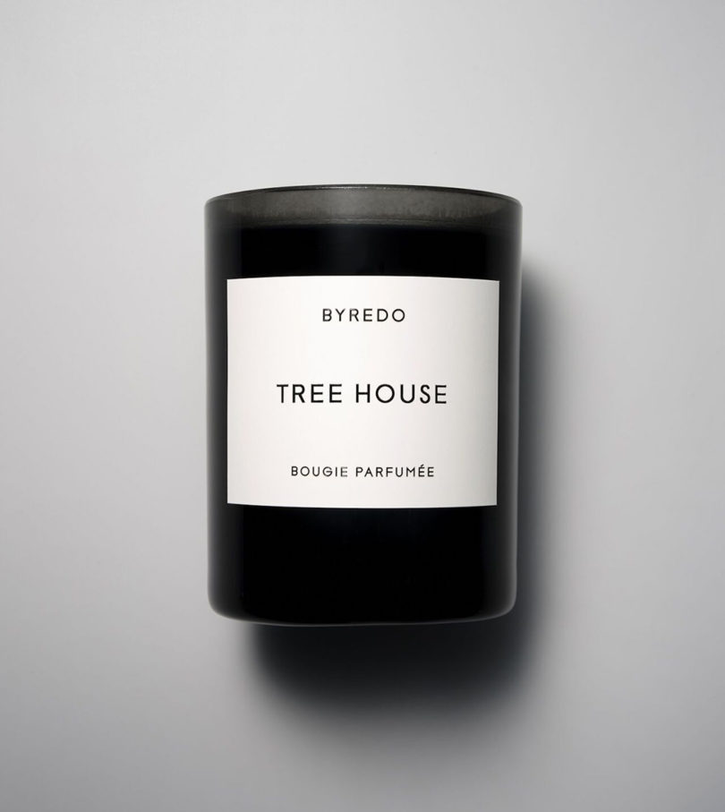 شمع ظرف شیشه ای مشکی با برچسب سفید با خواندن BYREDO TREE HOUSE