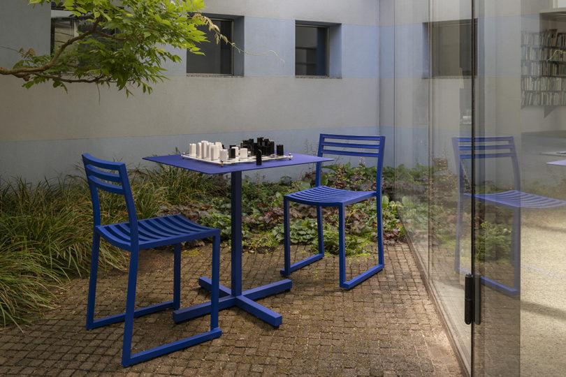 میز کافه آبی برقی و دو صندلی در فضای باز