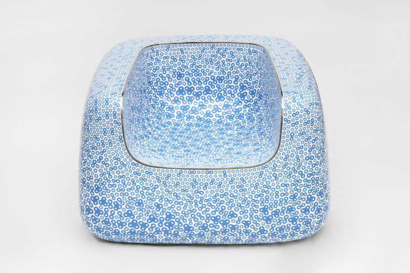 fauteuil avec motif bleu sur blanc sur fond blanc