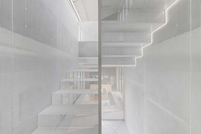 عکس داخلی از نمای خانه مدرن از راه پله های محصور مشبک