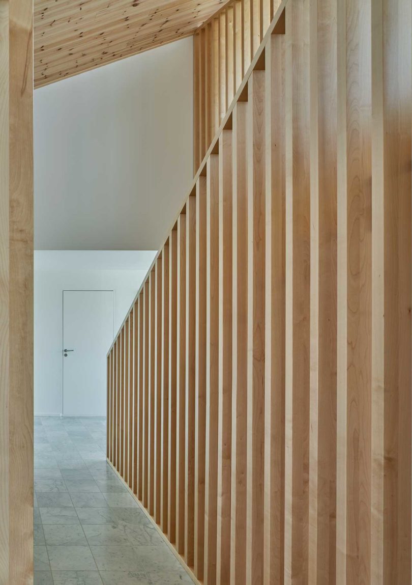 داخلی خانه مدرن با نرده چوبی