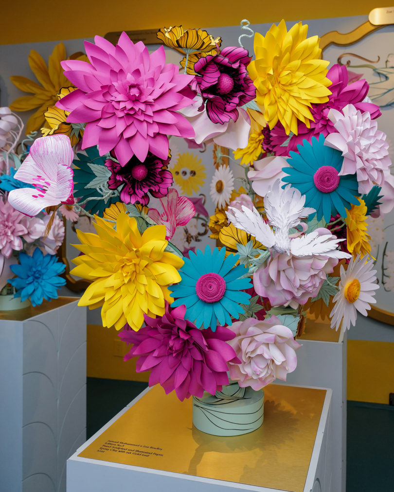 یک دسته گل کاغذی رنگارنگ بزرگ در یک گلدان