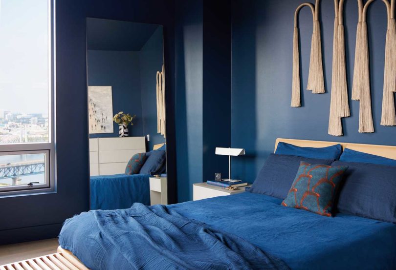 اتاق خواب مدرن در سایه های آبی سرمه ای