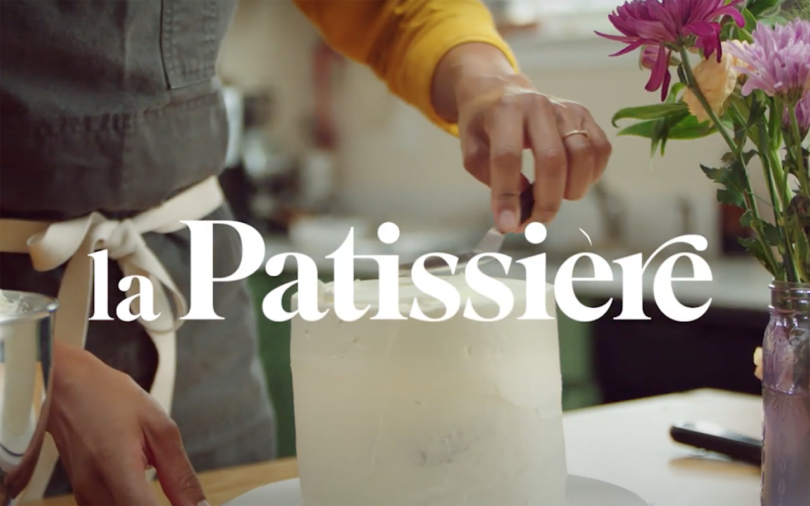 screen capture of someone icing a cake with the words la Patissiere onverlaid