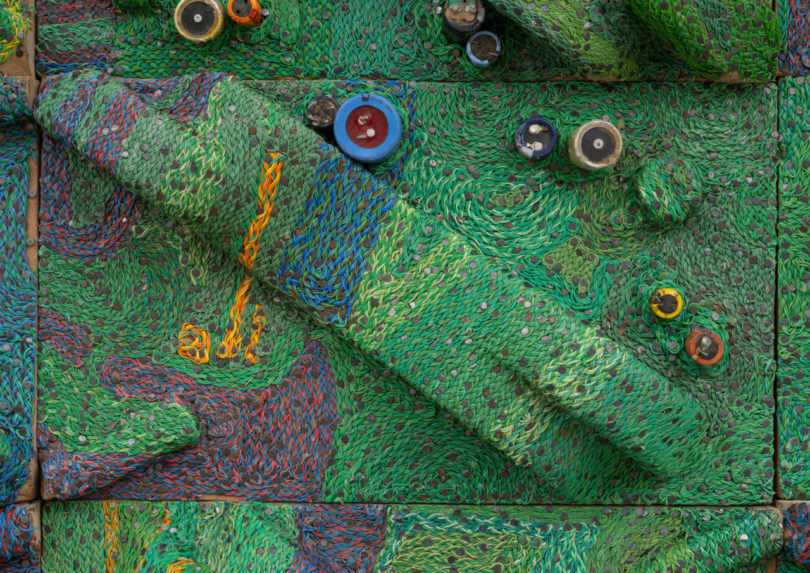 نمای نزدیک از هنر سیم سبز بزرگ روی دیوار
