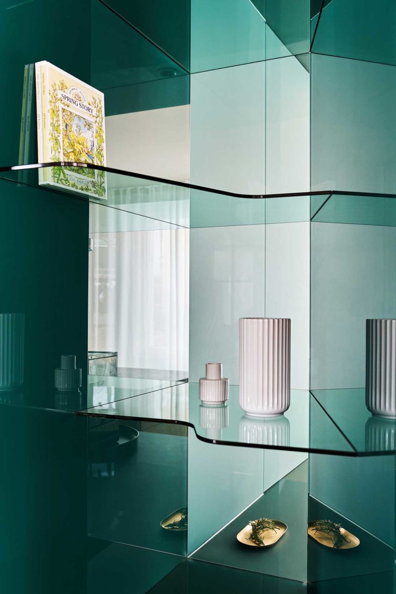 Nahaufnahme von modernem grünem Glas für eingebaute Regale