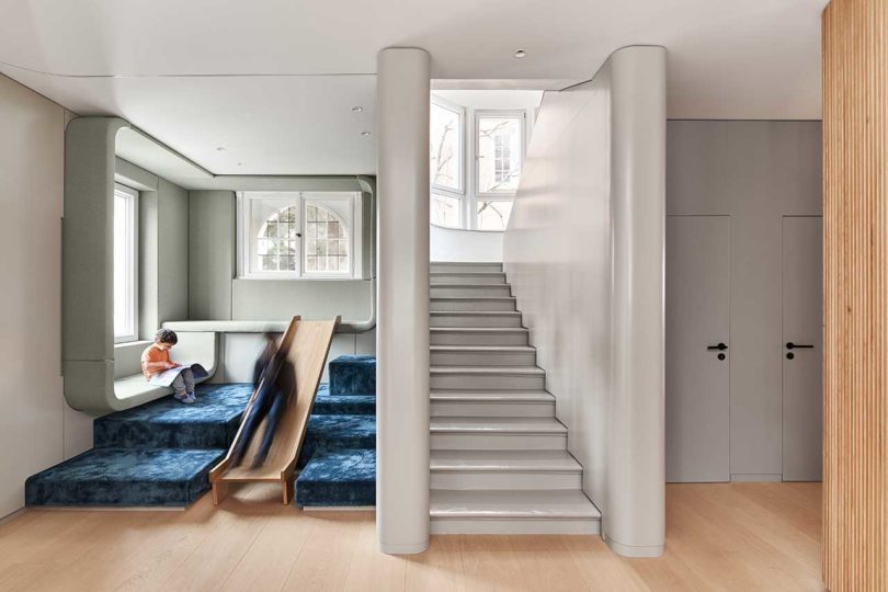 Innenansicht eines modernen Hauses mit einem mehrstöckigen Kinderbereich mit Rutsche und Treppe