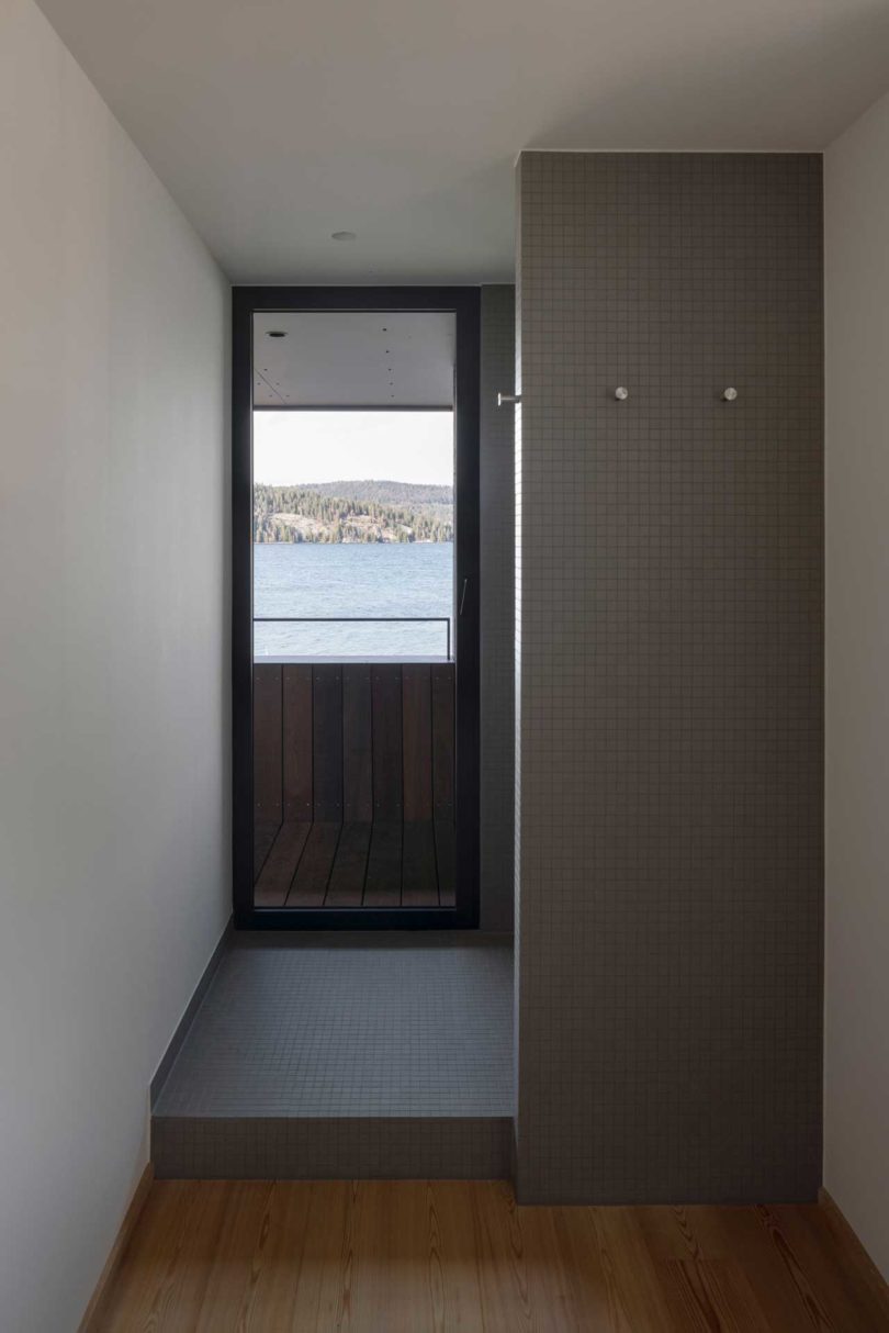 فضای مدرن در خانه که از پنجره به دریاچه نگاه می کند