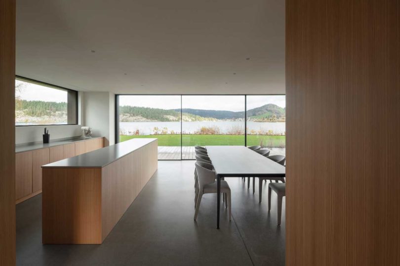 نمای داخلی خانه مدرن با آشپزخانه و اتاق ناهارخوری مینیمالیستی