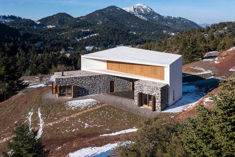 Ένα ελληνικό ορεινό σπίτι που αποτελείται από τρία γωνιακά τετράγωνα