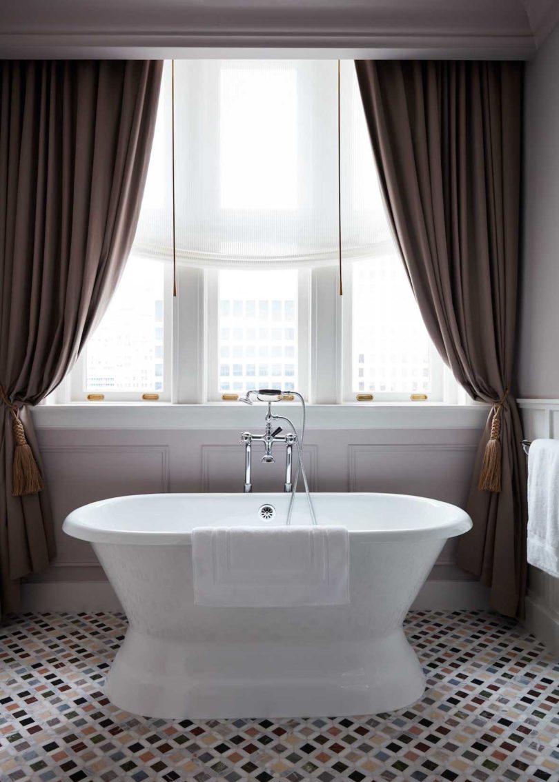 Bathtub within the guest room at Maison de la Luz
