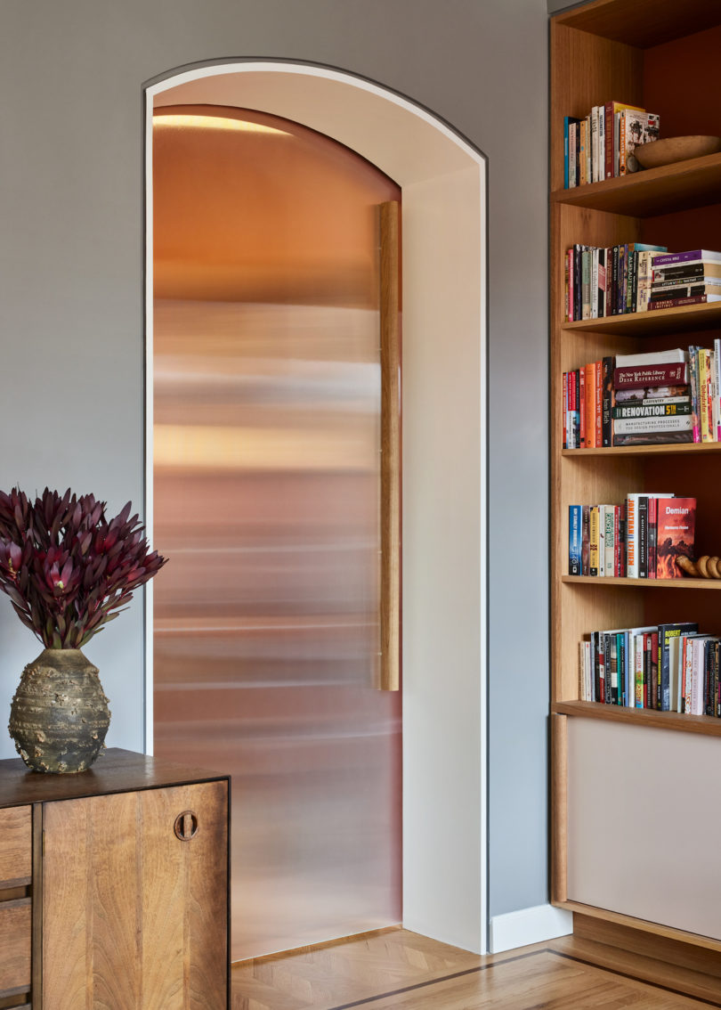 Asymmetrical niches and rounded openings in corridor walls