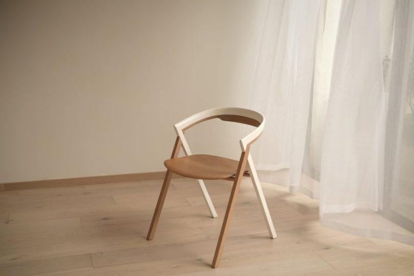 صندلی چوبی دو رنگ