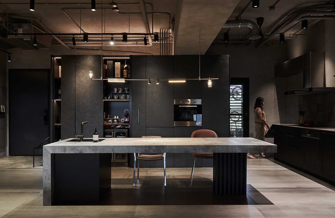 https://design-milk.com/images/2023/05/Modern-Black-Kitchen-Roundup-8-HAO-Design-Warm-Gray-Loft-Taiwan.jpg