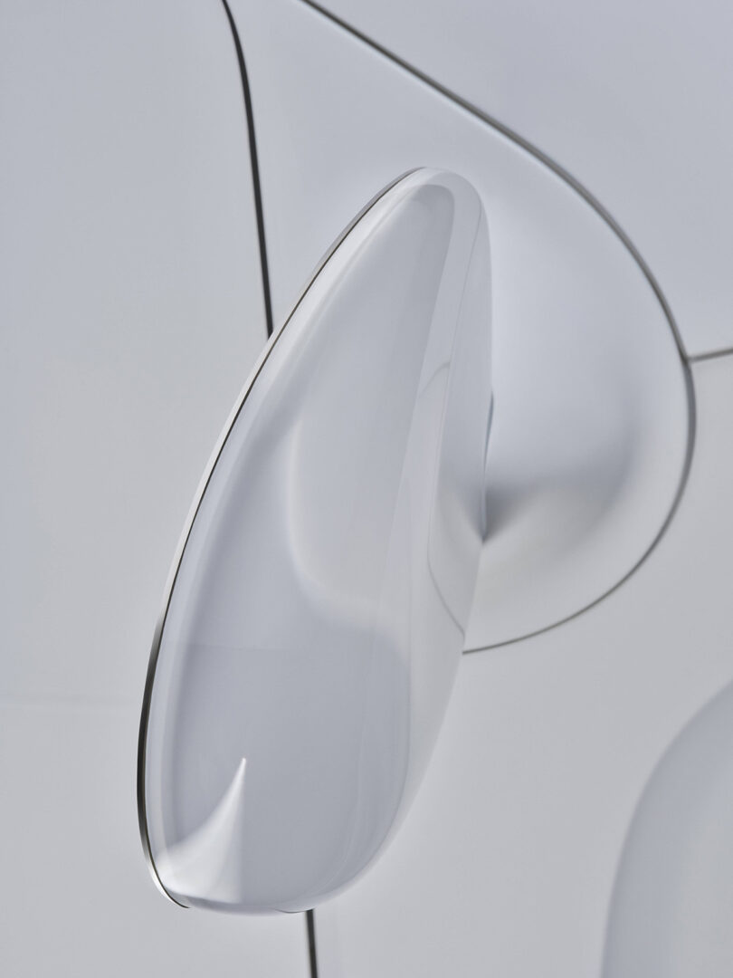 Detail of Twingo's flat design rearview mirrors.