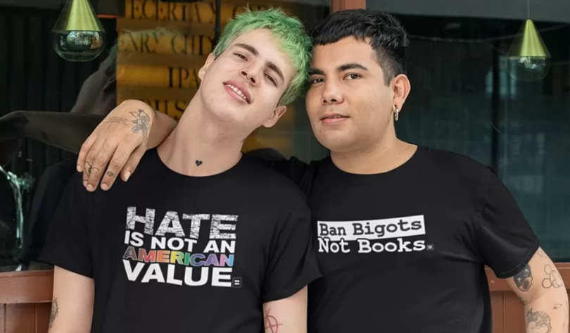 دو نفر با تی شرت های مشکی ضد نفرت