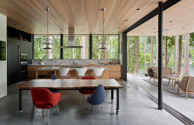 فضای داخلی خانه مدرن با اتاق غذاخوری و آشپزخانه با تزئینات چوبی