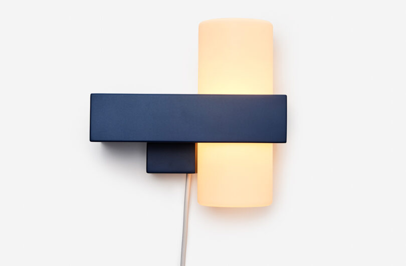 Dark blue Figra wall lamp from side view