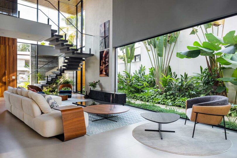 Vista en ángulo de una sala de estar moderna con una amplia apertura al exterior