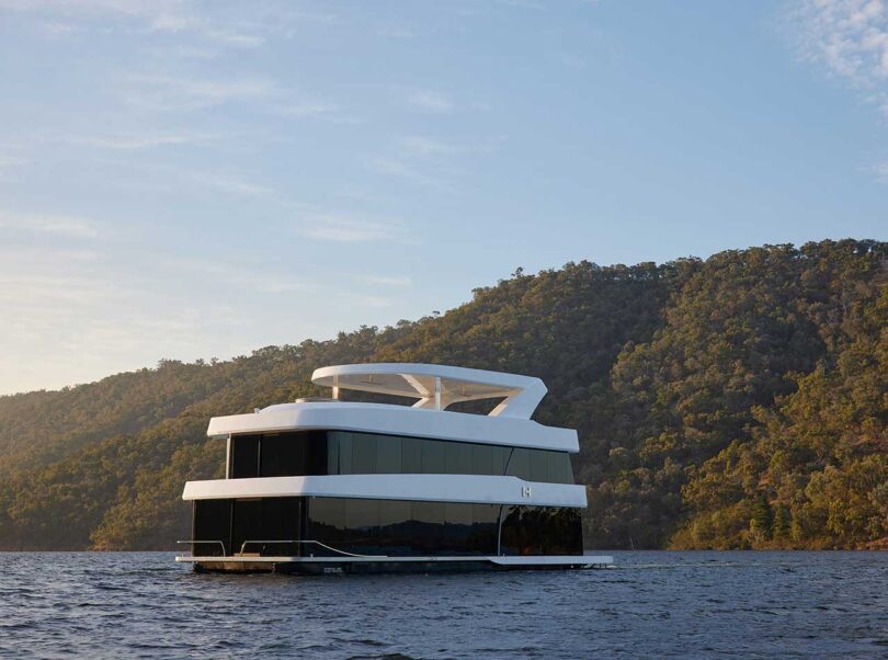 The Halcyon Modern Houseboat: A Floating Oasis on Lake Eildon