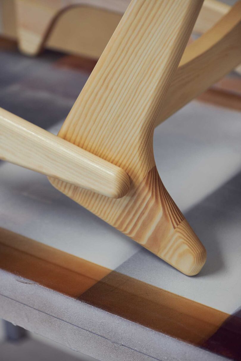 detalhe da base da cadeira de madeira