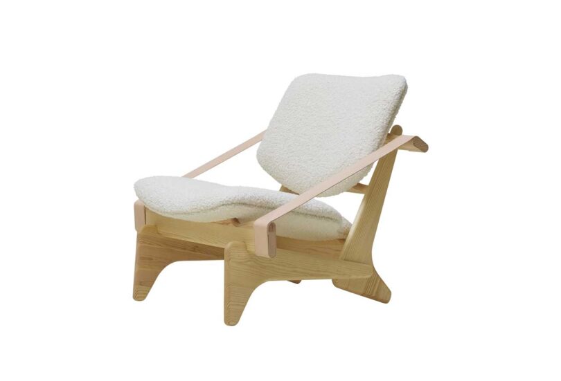 cadeira de madeira rebaixada com assento e encosto estofados