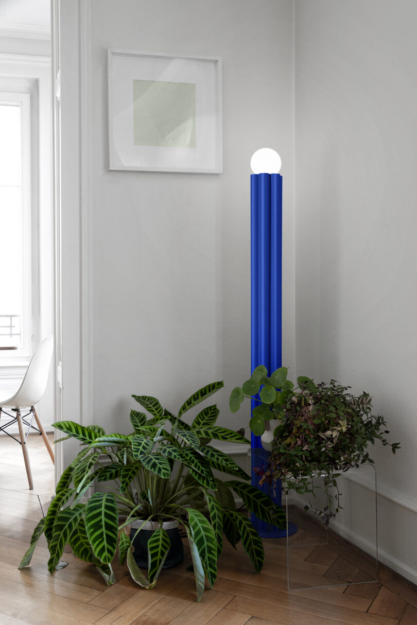 luminária de chão canelada azul cobalto em uma sala de estar elegante