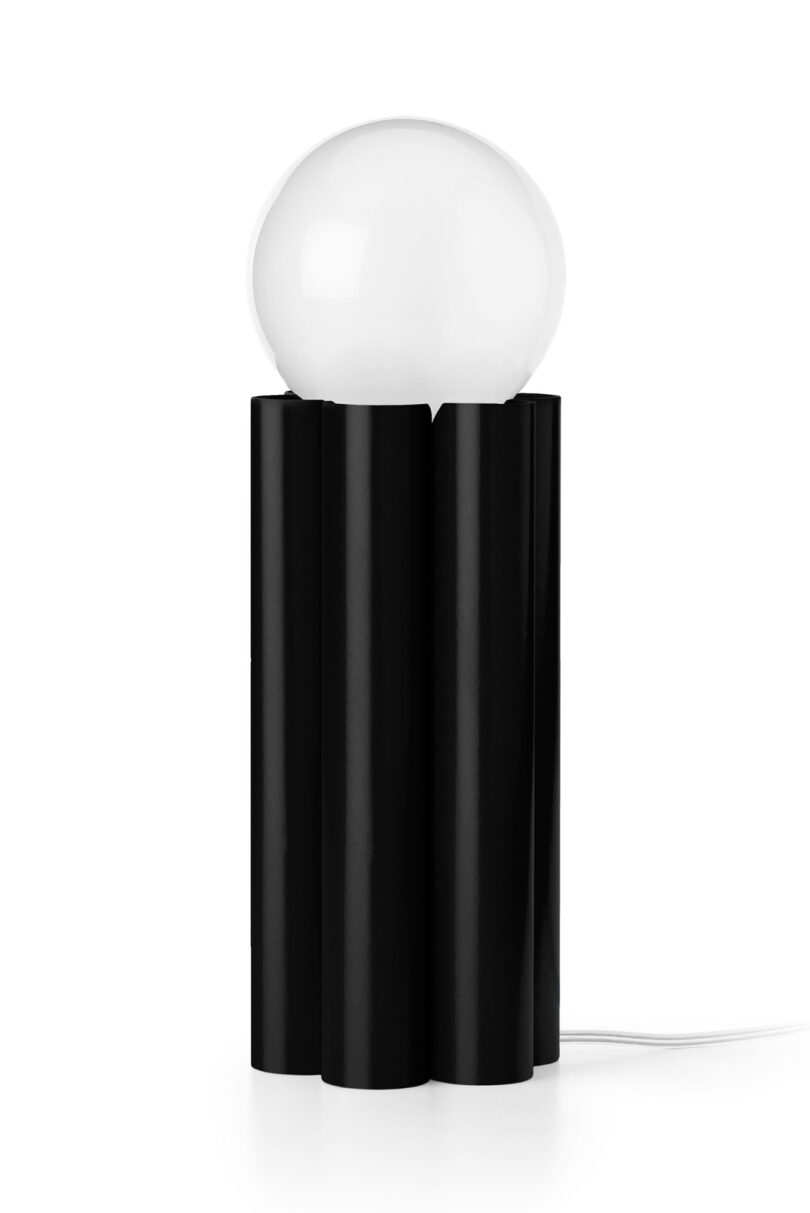 candeeiro de mesa preto canelado sobre fundo branco