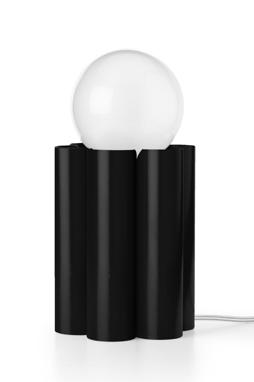 candeeiro de mesa preto canelado sobre fundo branco