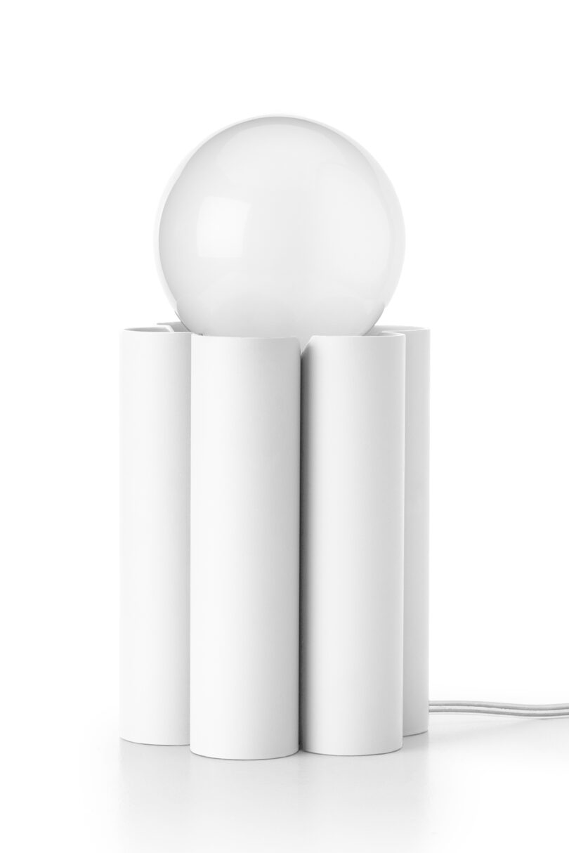 candeeiro de mesa branco canelado sobre fundo branco