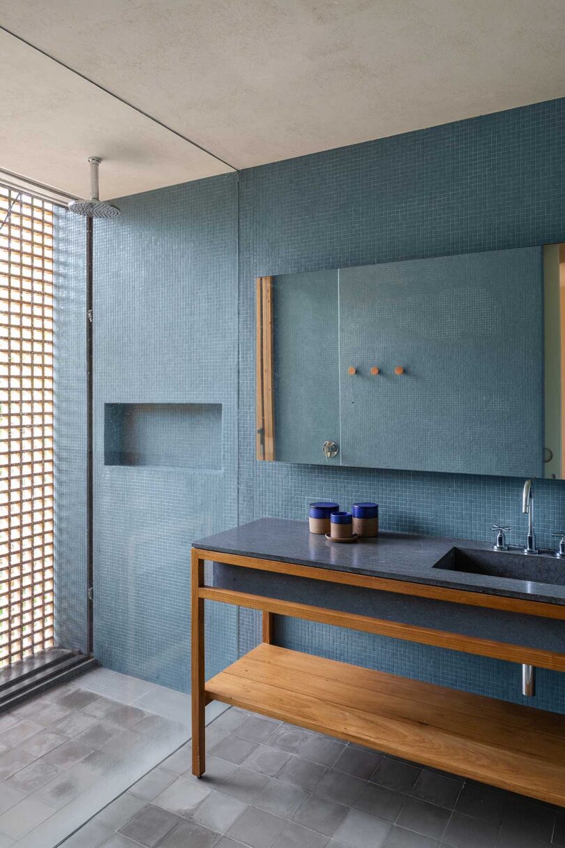 Vista en ángulo del baño moderno con pared azul.