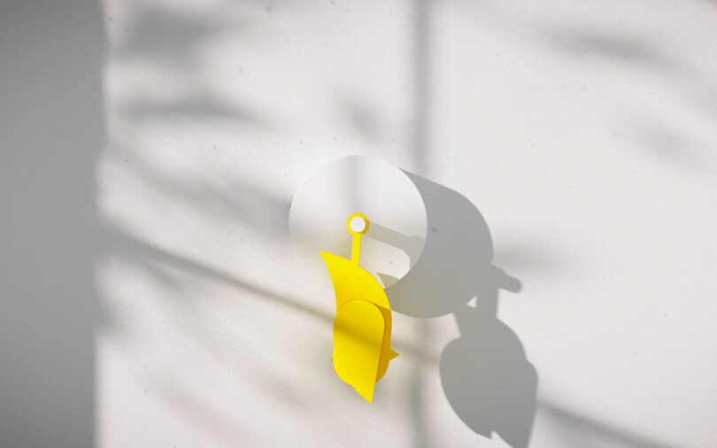 Monitor de qualidade do ar em forma de pássaro amarelo passarinho em posição completamente para baixo instalado em uma parede, como um exemplo de como é o relatório de má qualidade do ar interior.