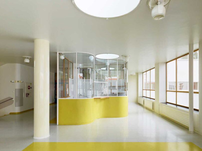 área de recepção neon amarelo e branco atrás do vidro