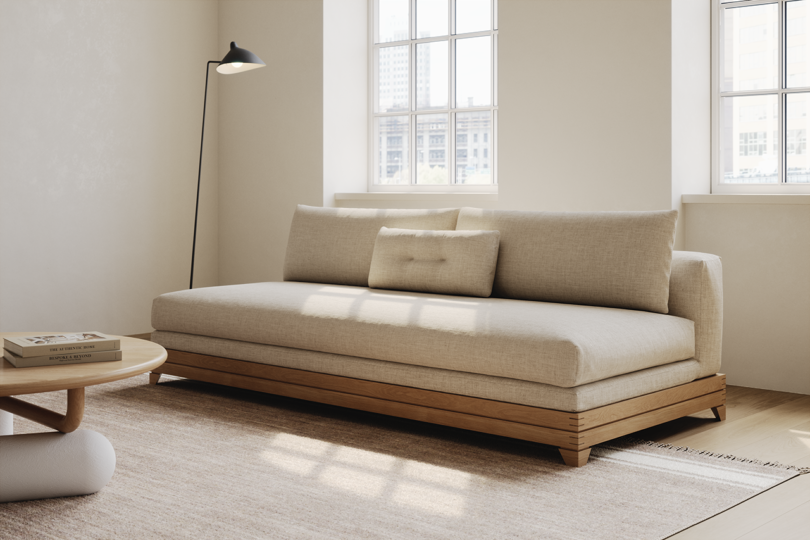 espaço neutro decorado com um sofá moderno