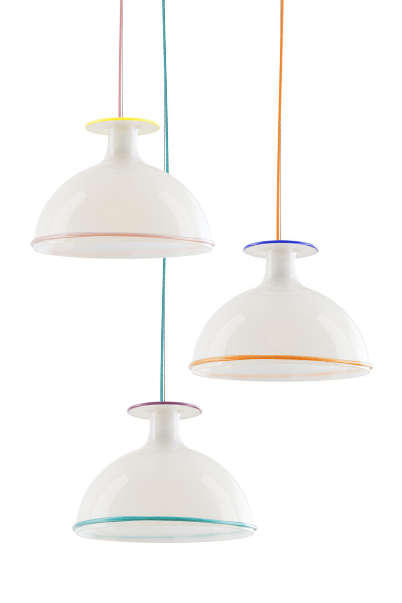 trio de luzes pendentes com bordas coloridas em fundo branco