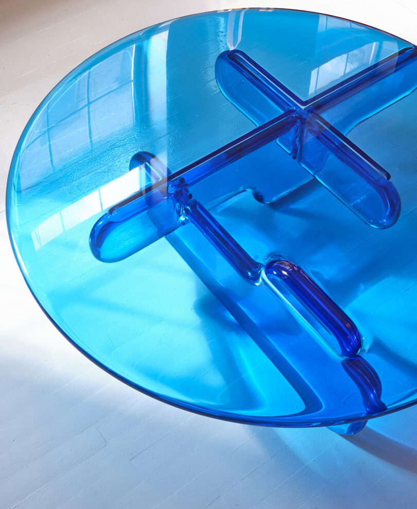 detalhe da mesa de centro em resina azul
