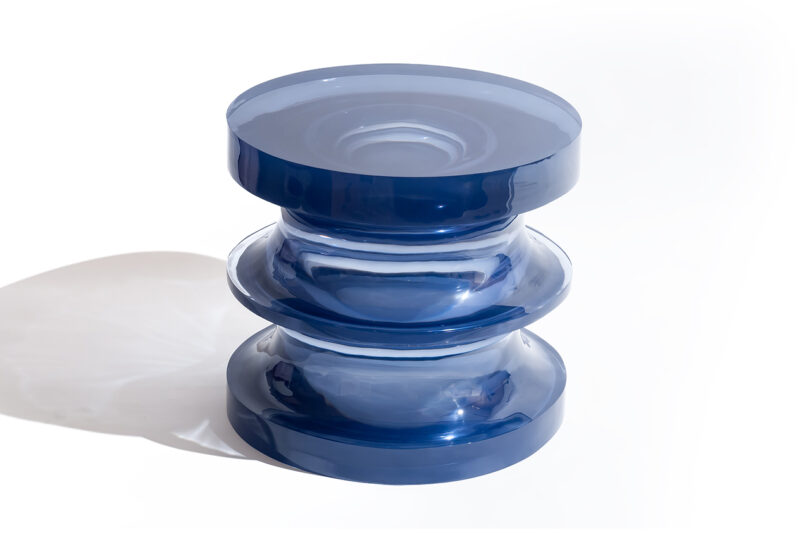 mesa lateral de resina azul escura sobre fundo branco