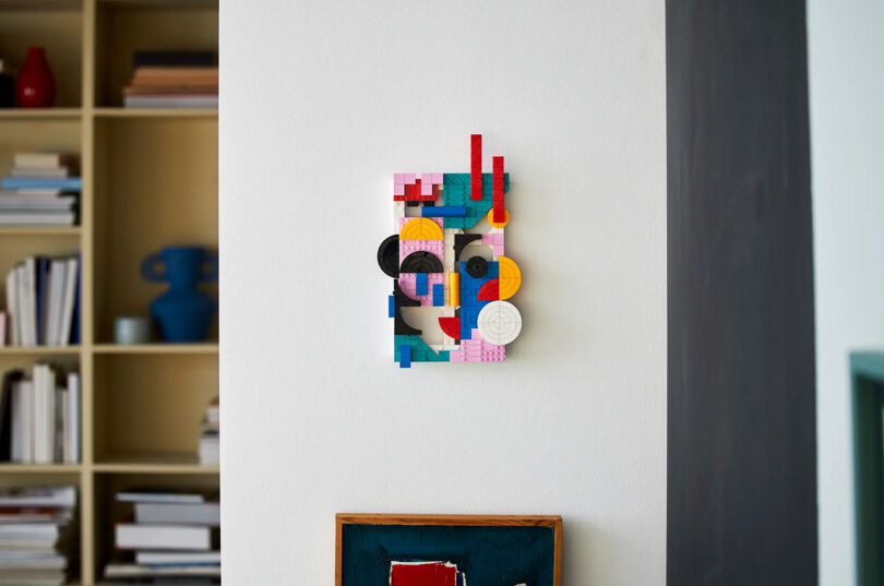 Conjunto de construção LEGO Modern Art montado em um rosto abstrato exibido em uma parede.