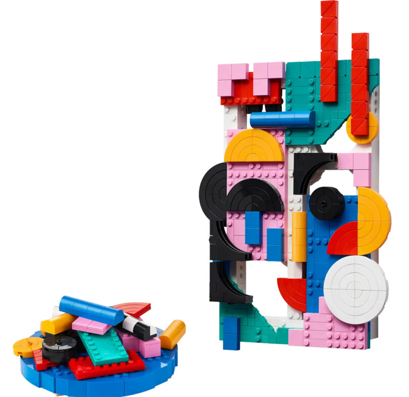 Criação abstrata colorida de um rosto usando o conjunto de construção LEGO Modern Art, com peças extras colocadas à esquerda do rosto.