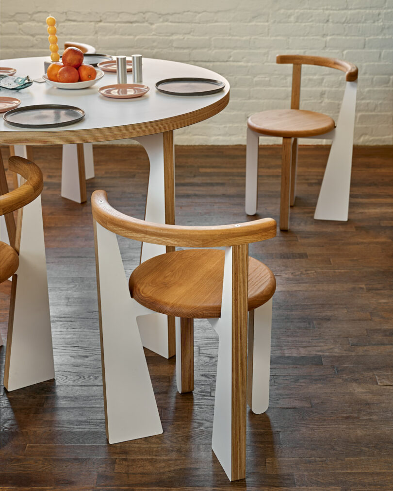 white dining chairs with round dining table