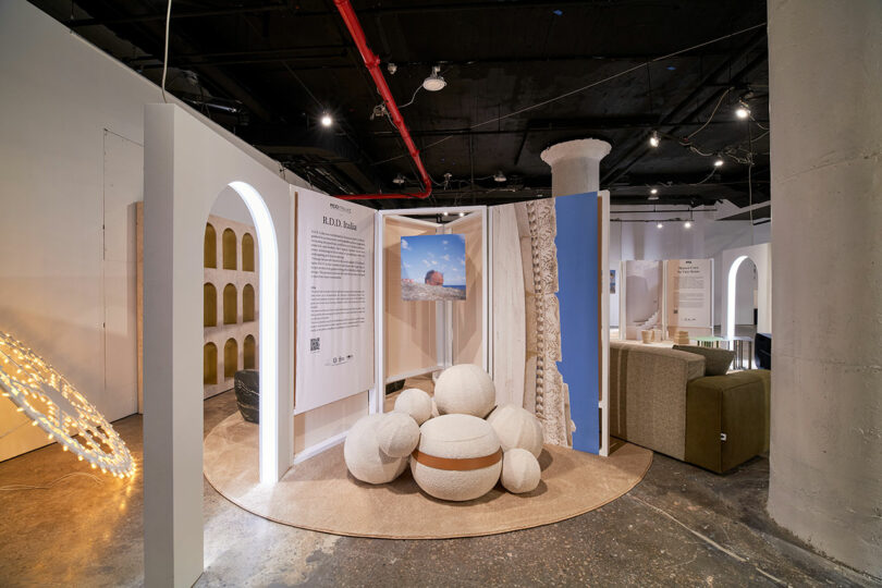 Exhibit with spherical seating
