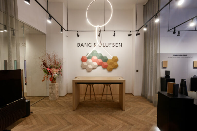 Middle space in the Bang & Olufsen showroom with studio table.