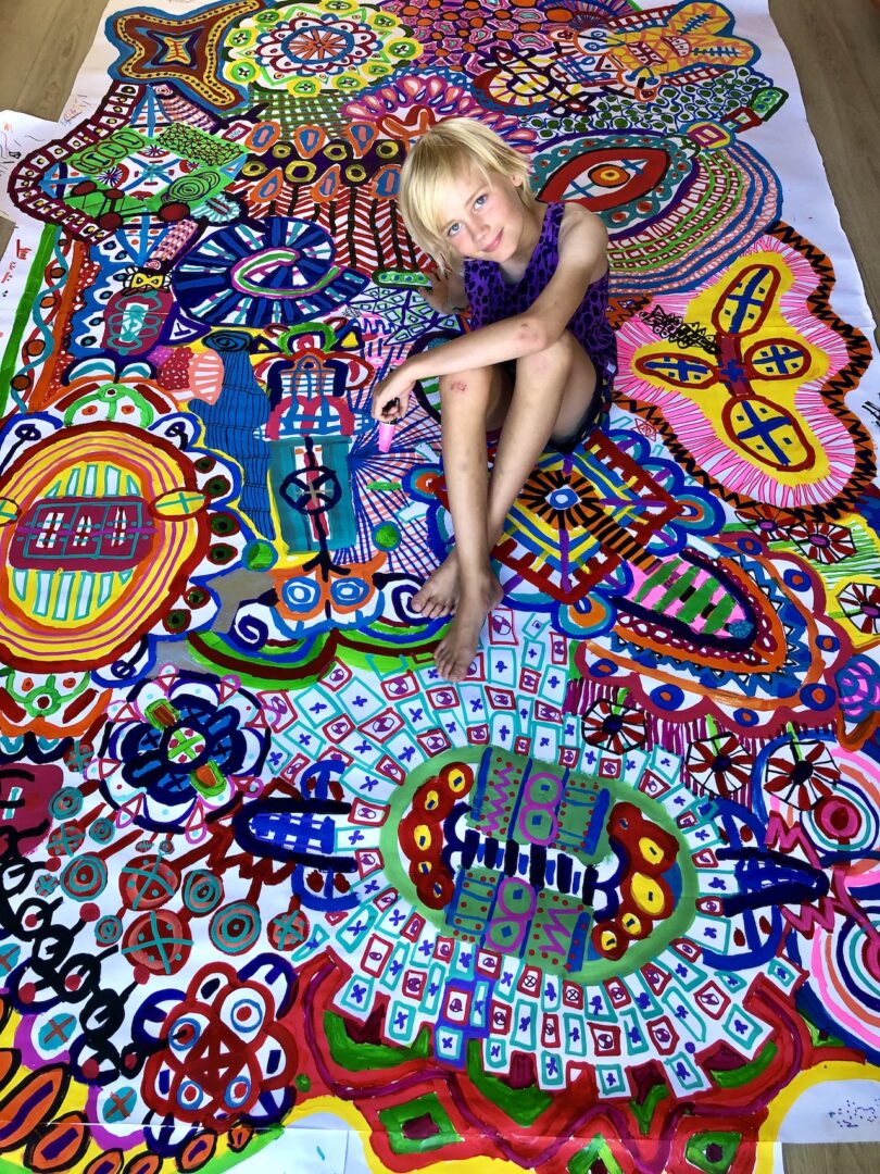 کودک یک نقاشی خط بزرگ ایجاد می کند