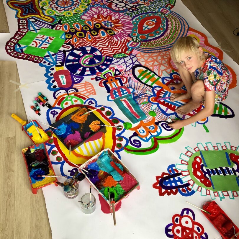 کودک یک نقاشی خط بزرگ ایجاد می کند
