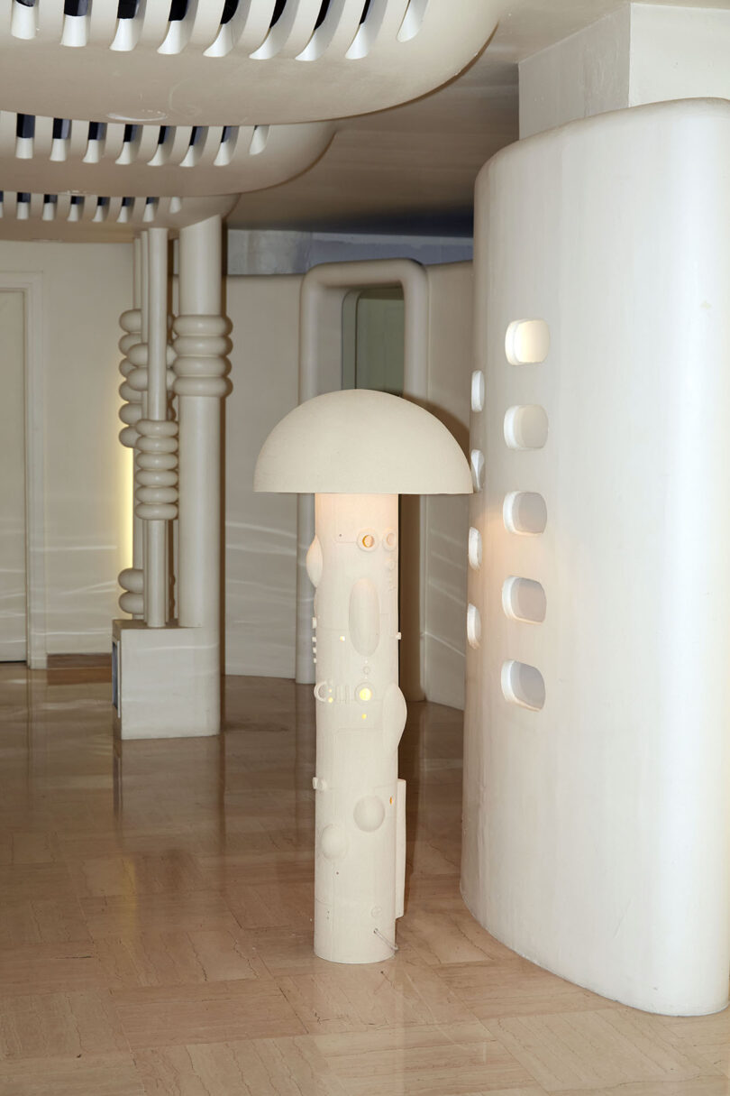 luminária de chão alta de cerâmica branca