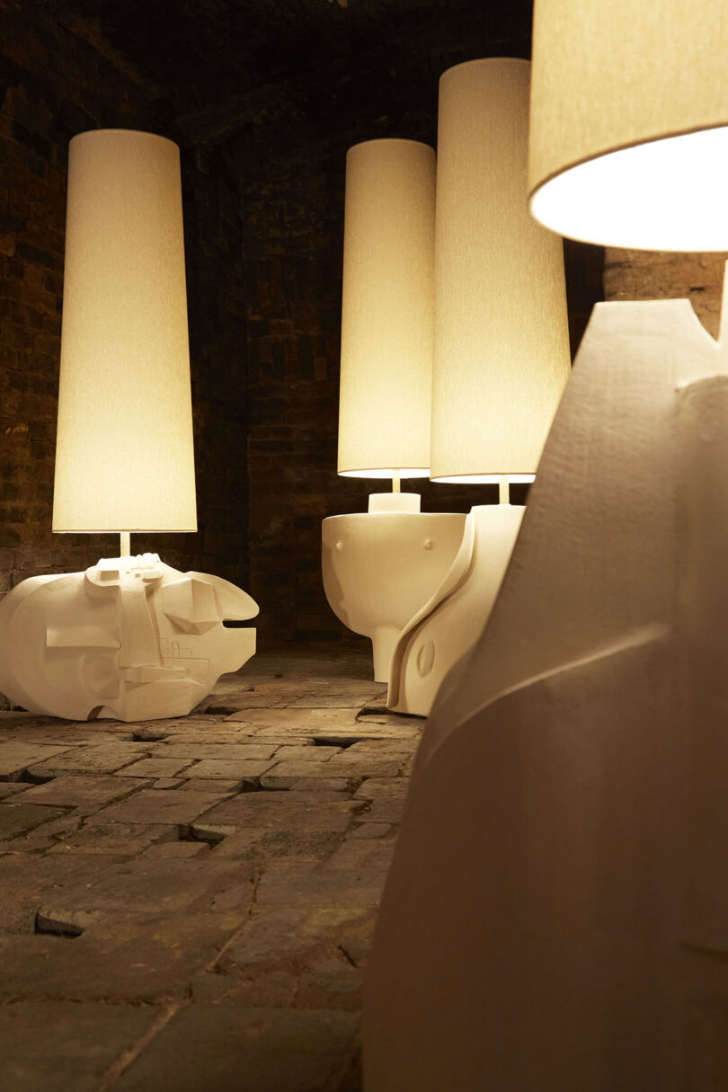luminárias de cerâmica com bases em formato de pedra orgânica e cortinas grandes