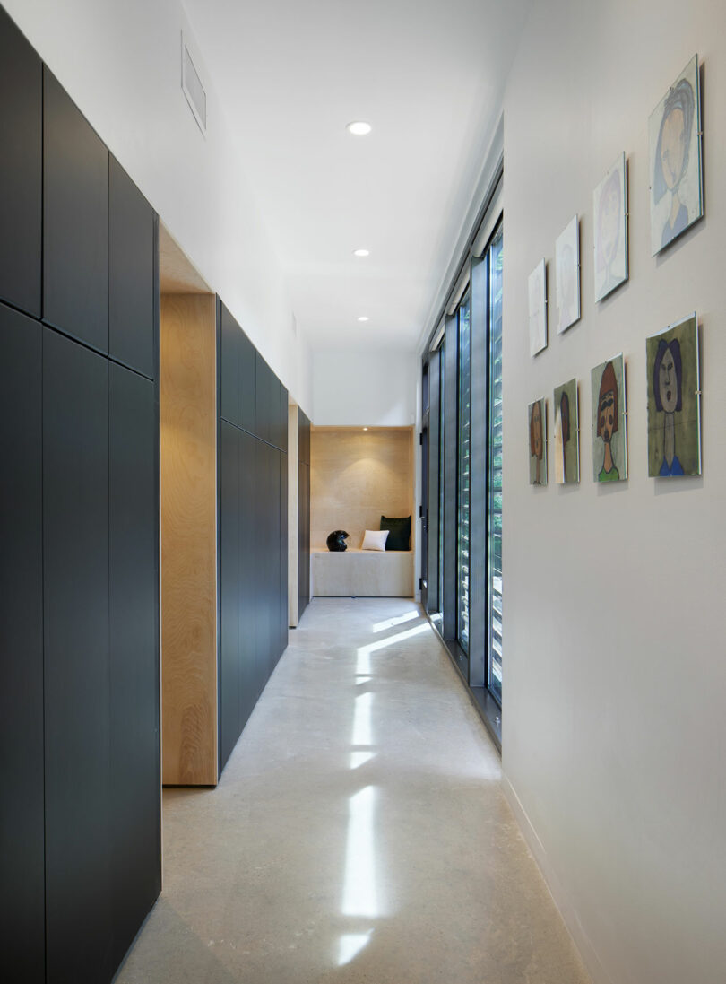 A hallway pinch a achromatic accent wall.