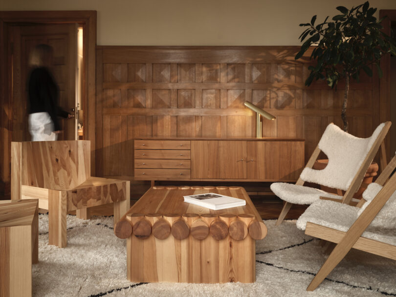 table basse en bois entourée de quatre chaises en bois