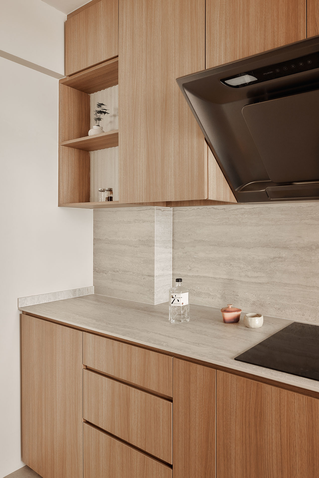 現代廚房的傾斜部分視圖，配有中型木質櫥櫃和中性石材檯面