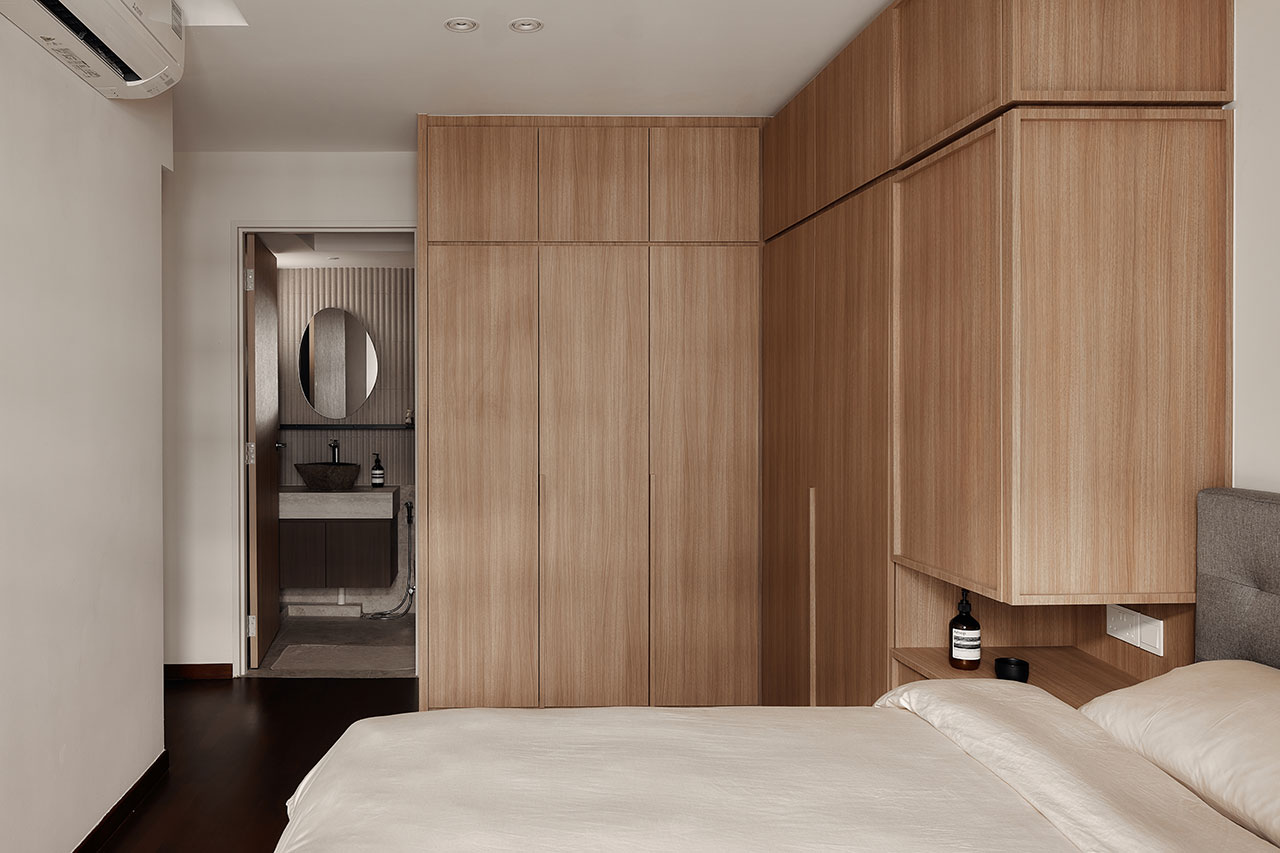 現代臥室的側面視圖，配有中型木質內置櫥櫃儲藏室